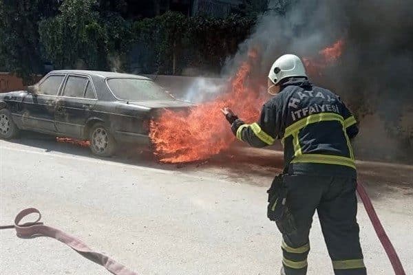 Hatay’ın Defne ilçesi Akdeniz Mahallesi’nde bir araçta çıkan yangın, itfaiye