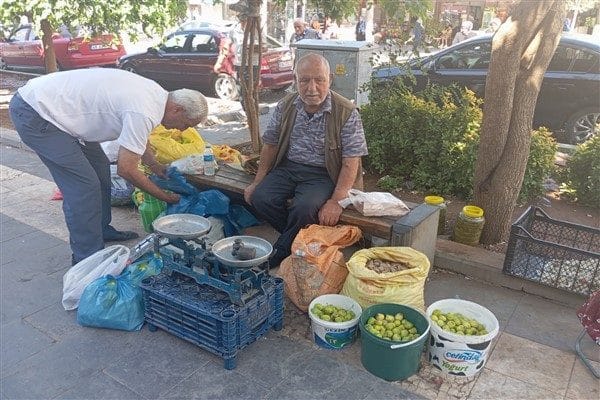 Kızıl, 45 yıldır burada kendisi ürünleri getirip sattığını kaydetti. Kızıl,