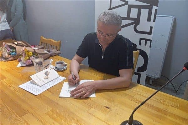Söyleşi sırasında Hibya Haber Ajansı muhabirine konuşan Turgay Deniz, kitabı