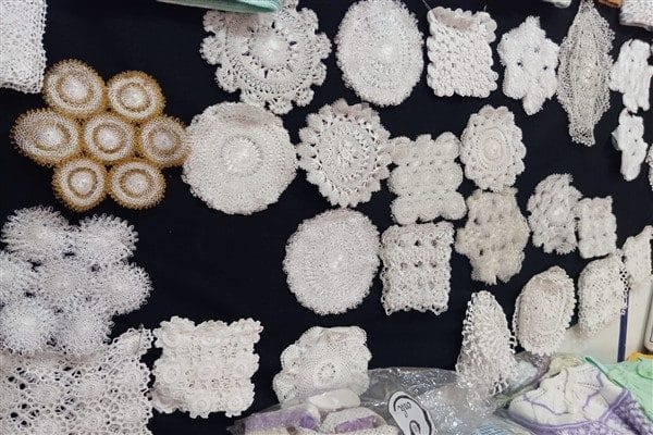 Delal Keskin, 50 yıldır el emeği ürünler işlediğini ve gençliğinde bu