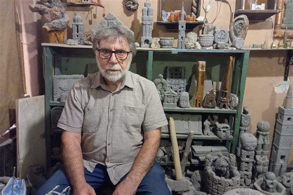 Medyelioğulları, ilk zamanlarda çakıl taşlarını şekillendirmeye çalıştığını, bu uğraşının zamanla