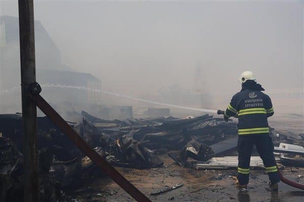 Eskişehir’in Odunpazarı ilçesinde bulunan Mobilyacılar Kooperatifi Sanayi Sitesi'nde (EMKO) yangın