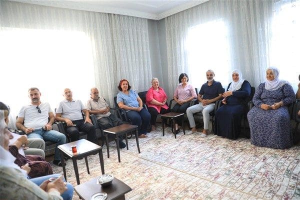 Kayapınar Belediyesi Eş Başkanları Berivan Gülşen Sincar ve Cengiz Dündar,