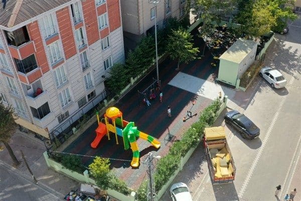 Süleymaniye Mahallesi’nde yer alan Karanfil Parkı, belediye ekiplerinin çalışmalarıyla tamamen