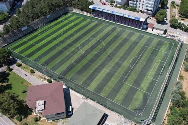 Yıldırım Belediyesi, kullanıma bağlı olarak yıpranan Fidyekızık Spor Tesisi’nin suni