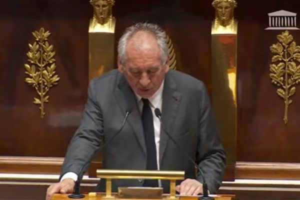 Emmanuel Macron'un yakın müttefiki olan 74 yaşındaki Bayrou'nun, aşırı sağ