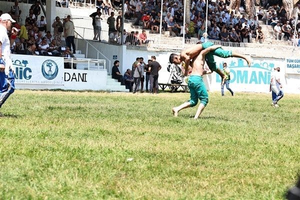 Ebe Çamlığı Er Meydanı’nda yapılan güreşlerde, başpehlivanlık, başaltı, büyük orta,