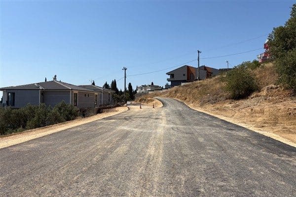 Gemlik Belediyesi Fen İşleri Müdürlüğü ekipleri, Umurbey Mahallesi’nde Osmangazi Caddesi,