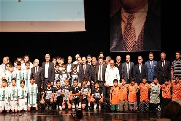 Takımlar, şampiyonluk kupalarını Bursa Amatör Spor Kulüpleri Federasyonu'nun düzenlediği özel
