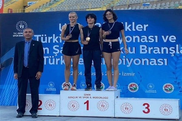 Beyzanur Topcu, daha önce U16, U18 ve U20 kategorilerinde şampiyonluklar