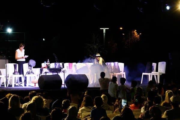 Etkinlik, ilk olarak çocuklar için sahnelenen eğlenceli bir sihirbaz gösterisiyle