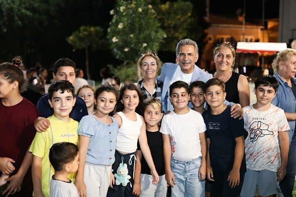 Mahallelerde çocuklar için düzenlenen açık hava sinema gösterimleri sürerken kent