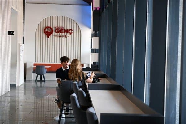 Bursa’da gençlerin yeni buluşma noktası haline gelen “Genç Kafe”, 1