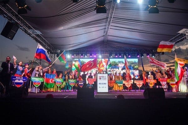 “Dünyanın ritmi Başkent’te buluşuyor” temasının vurgulandığı etkinlikte; ülkeler arasındaki kültür-sanat