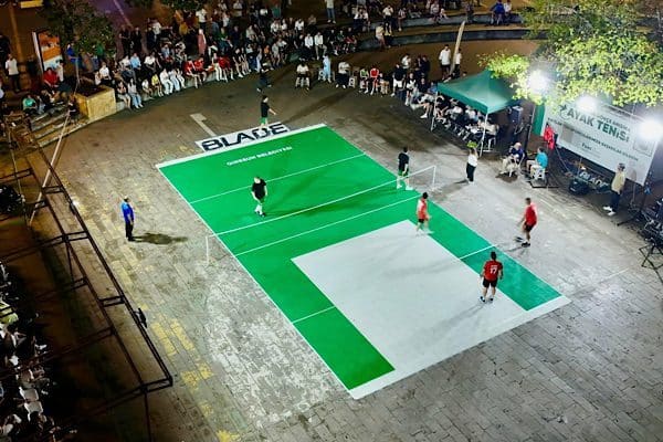 Giresun Belediyesi’nin yaz spor etkinlikleri kapsamında organize ettiği ayak tenisi