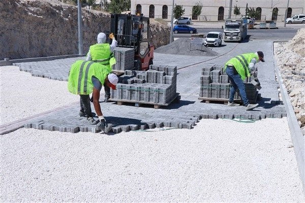 Devteyşti ve Ahmet Yesevi mahallelerinde yoğunlaştırılan parke taşı döşeme çalışmaları