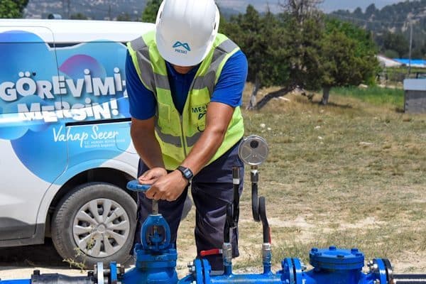 Mersin Büyükşehir Belediyesi’ne bağlı MESKİ tarafından , Harfilli Mahallesi’nde vatandaşlara