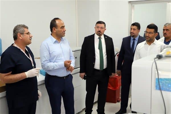 Dr. Berk, hastane başhekimi Dt. Abdullah Arserim ile birlikte hastanedeki