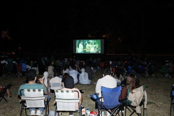 İnegöl Belediyesi, kültür sanat etkinlikleri kapsamında açık hava sinema gösterimi