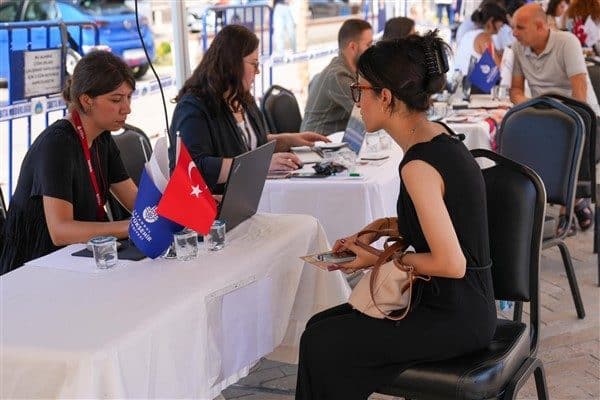 Yüzlerce insanı bir araya getiren fuarda 600’ün üzerinde iş başvurusu