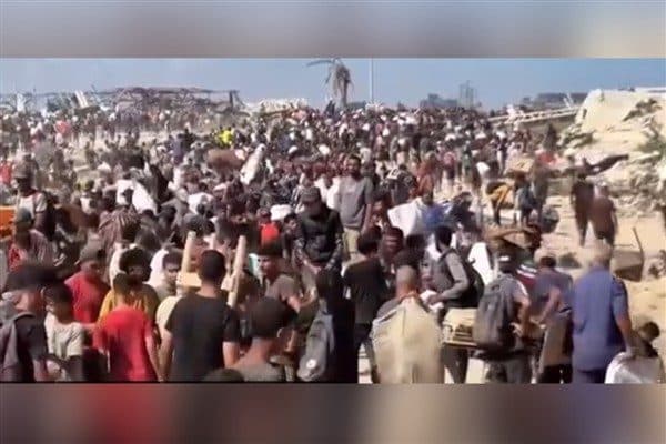 Ünlü yazar ve barış aktivisti, Cuma günü yayınlanan bir röportajında