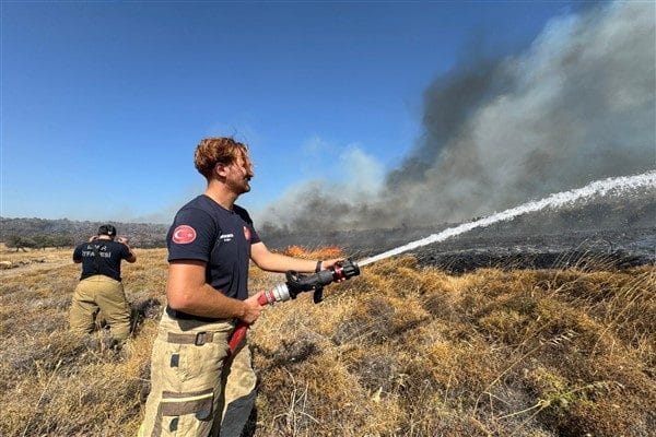 İzmir Büyükşehir Belediyesi İtfaiye Dairesi Başkanlığı ekipleri, hem kırsal hem