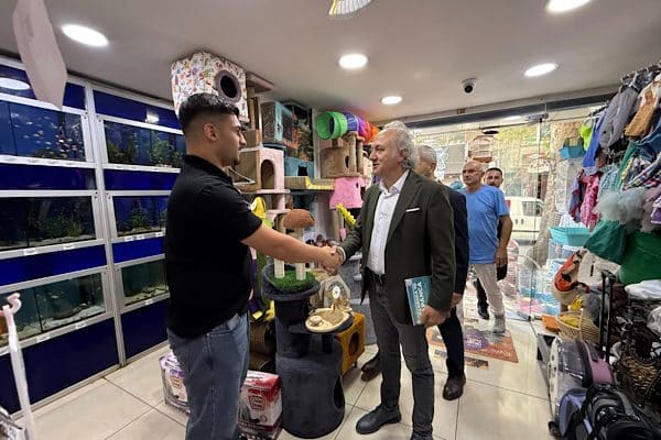İzmit Belediyesi yetkilileri, mahalle gezileri kapsamında Hacıhasan Mahallesi’nde vatandaşlarla bir