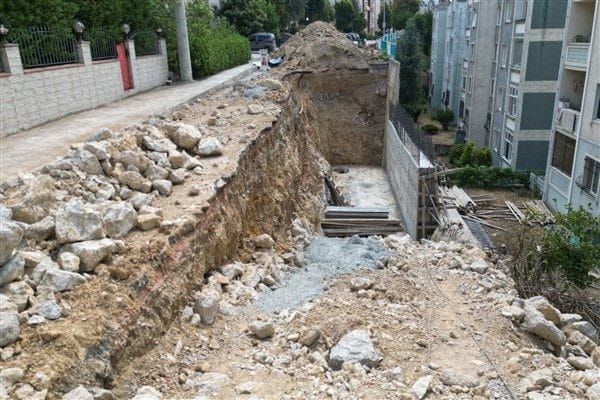 Turgut Mahallesi Huzur Sokak’ta yıkılma riski taşıyan istinat duvarının yenileme