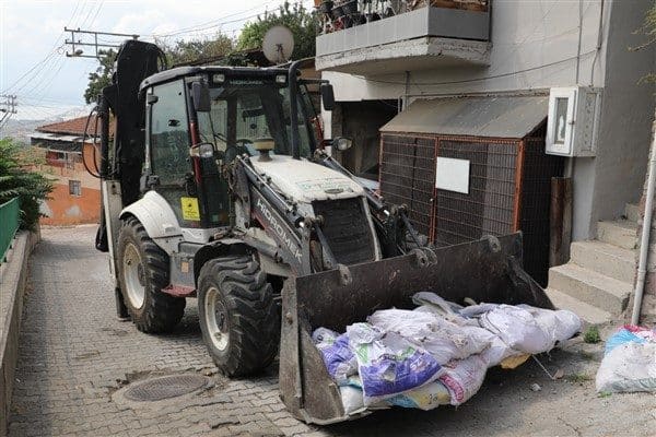 Başkan  Hürriyet ve ekibi mahallelerdeki düzensiz katı atıkları yerlerini tespit