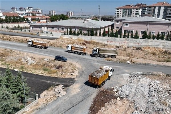 Deprem sonrası oluşan moloz ve enkaz yığınlarının belirlenen döküm alanları