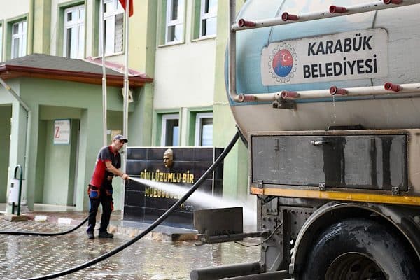 Karabük Belediyesi Temizlik İşleri Müdürlüğü ekipleri, yeni eğitim-öğretim yılı öncesinde