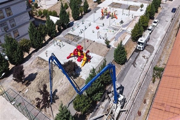 Belediye ekiplerinin altyapıdan üstyapıya kadar geniş bir yelpazede hizmet ürettiğini