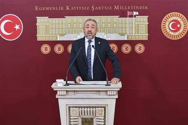 DEVA Partisi Kahramanmaraş Milletvekili Dr. İrfan Karatutlu, açıklamasında sağlık kurumlarının önünde