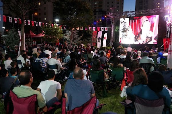 Keçiören Belediyesi, yaz boyunca farklı mahallelerde açık hava sinema gösterimleri