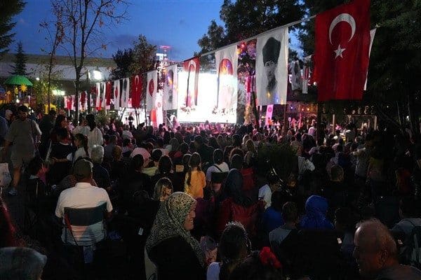 Yeşiltepe Mahallesi Dede Korkut Parkı’nda gerçekleşen gösterimde, “Köyden İndim Şehire”