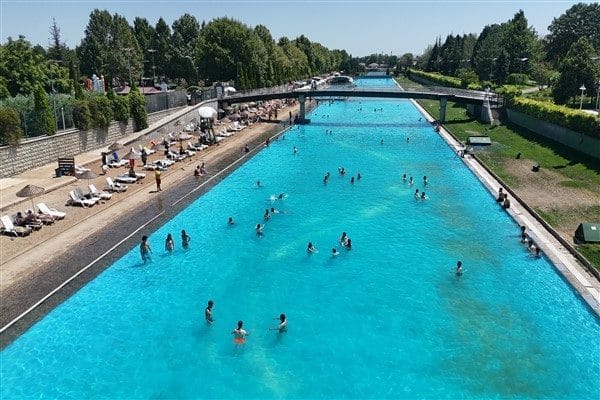 Kentpark Yapay Plajı, 350 metre uzunluğunda geniş bir alan üzerine