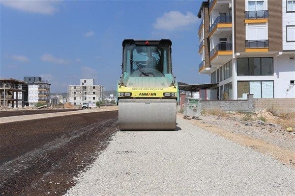 Fen İşleri Müdürlüğü ekipleri, Şelale Mahallesi'nde sathi kaplama asfalt çalışmaları