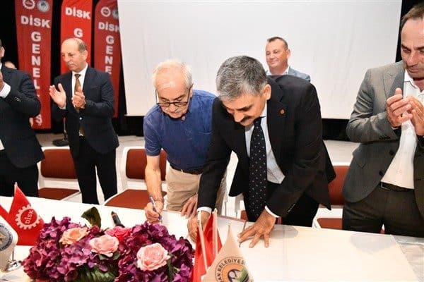 Keşan Belediyesi Selim Sesler Tiyatro ve Konferans Salonu’nda gerçekleşen imza