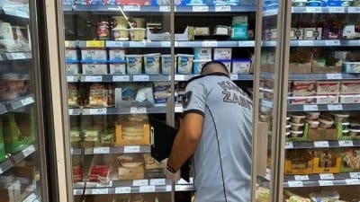 Reyonları tek tek gezen ekipler ürünlerin kasa fiyatlarının uygunluğunun yanı