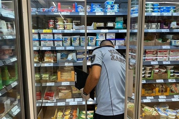 Reyonları tek tek gezen ekipler ürünlerin kasa fiyatlarının uygunluğunun yanı