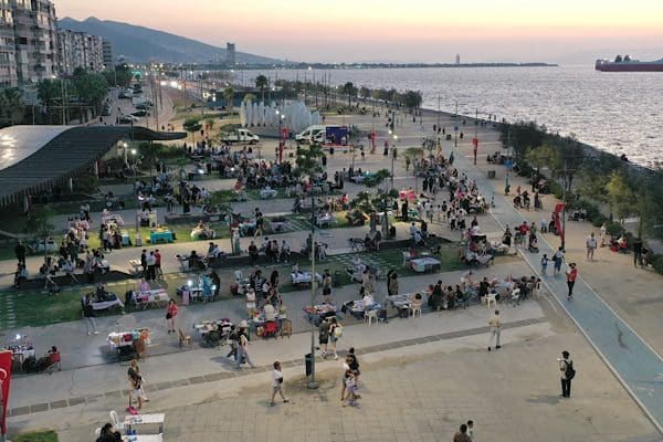 Konak Belediyesi tarafından Karantina Meydanı’nda düzenleneni Gece Kermesi’nde kadın üreticilerin