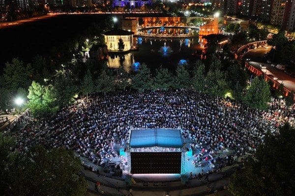 Konya Büyükşehir Belediyesi tarafından düzenlenen Açık Hava Sinema Etkinliği, Konyalılardan
