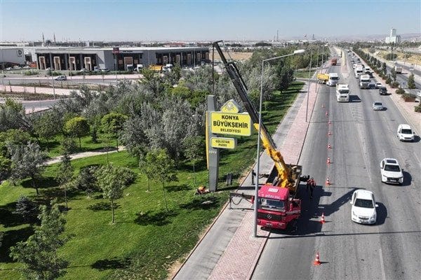 Konya Büyükşehir Belediyesi, şehir estetiğini bozan ve trafik güvenliğini tehlikeye