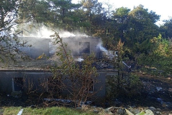 Keşan-Gelibolu Karayolu Korudağ Geçişinde, anız yakılması çıkan yangın benzin istasyonu