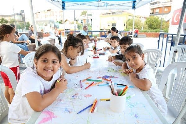 Uygulamalı sanat atölyeleriyle sanatı sokağa taşıyan Küçükçekmece Belediyesi’nin 7-18 yaş