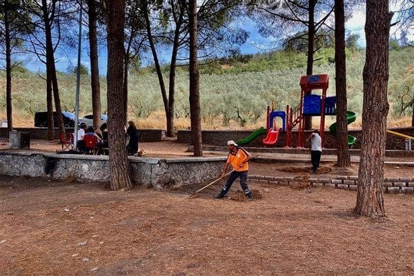 Çalışmalar kapsamında; tuvaletlerin çevresindeki otlar biçildi, alan temizlendi ve yönlendirme