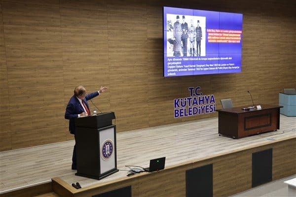 Konferans, Müstafi Tümamiral Prof. Dr. Cihat Yaycı’nın katılımıyla gerçekleştirildi. Saygı