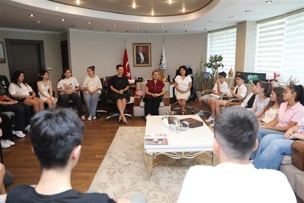 Öğrenciler, öğretmenleriyle birlikte İzmit Belediye Başkanı Fatma Kaplan Hürriyet’i makamında