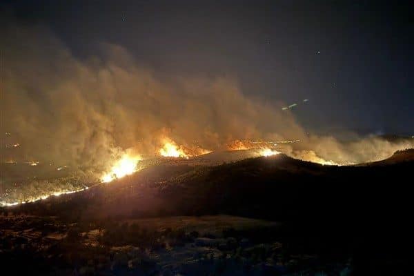Diyarbakır’ın Lice ve Hani ilçelerinde dün başlayan orman yangını, rüzgarın