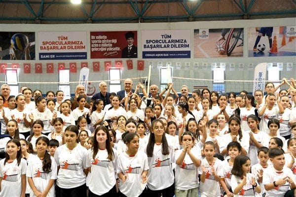 Mehmet Ali Clay Spor Salonu’nda gerçekleştirilen açılışa Türkiye Voleybol Federasyonu